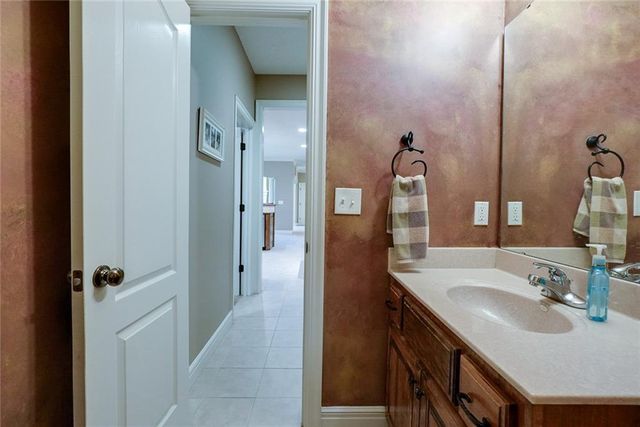 1528 SW Hedgewood Lane, Lee's Summit, MO 64081