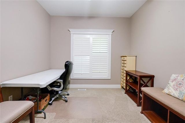 1528 SW Hedgewood Lane, Lee's Summit, MO 64081