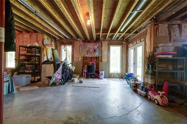 1528 SW Hedgewood Lane, Lee's Summit, MO 64081