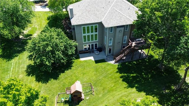 1528 SW Hedgewood Lane, Lee's Summit, MO 64081
