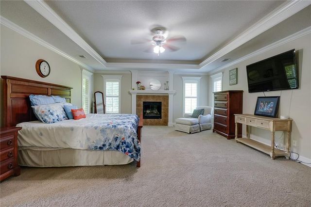1528 SW Hedgewood Lane, Lee's Summit, MO 64081