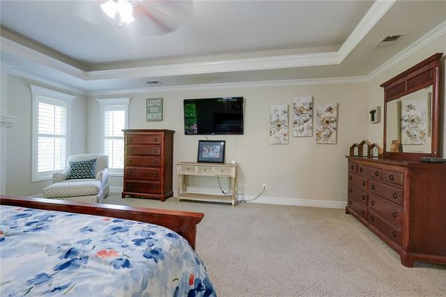 1528 SW Hedgewood Lane, Lee's Summit, MO 64081