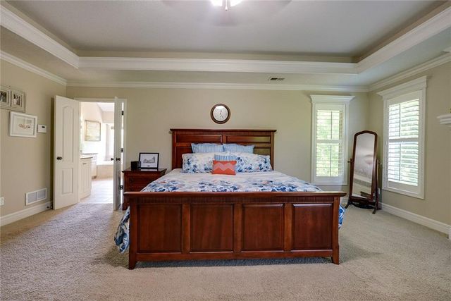 1528 SW Hedgewood Lane, Lee's Summit, MO 64081