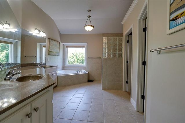 1528 SW Hedgewood Lane, Lee's Summit, MO 64081