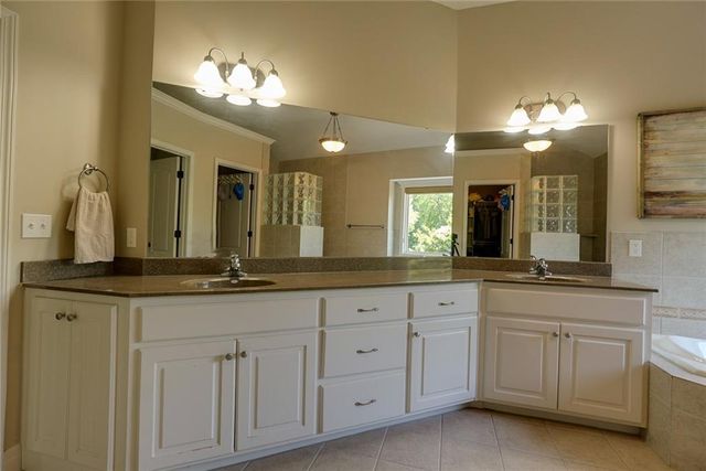1528 SW Hedgewood Lane, Lee's Summit, MO 64081