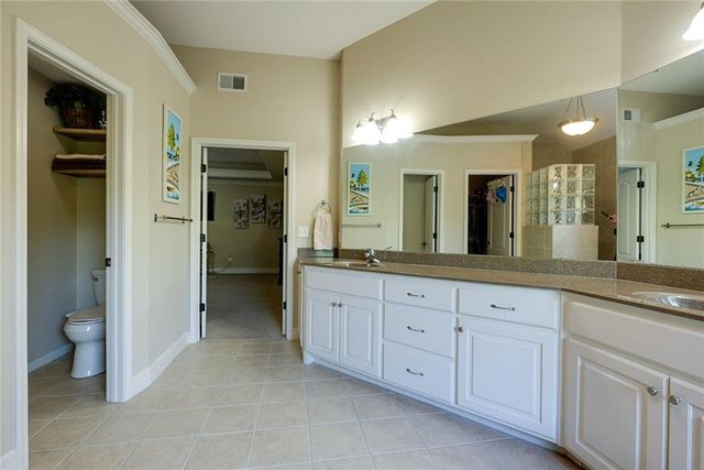 1528 SW Hedgewood Lane, Lee's Summit, MO 64081