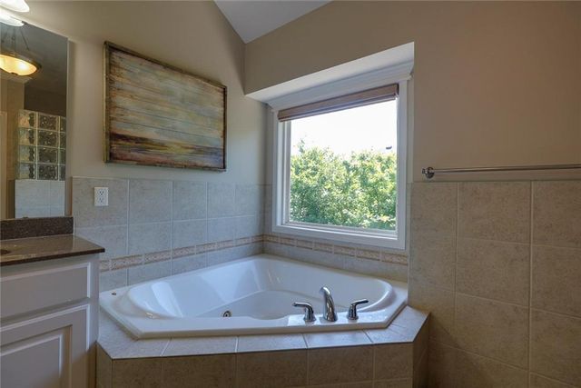 1528 SW Hedgewood Lane, Lee's Summit, MO 64081