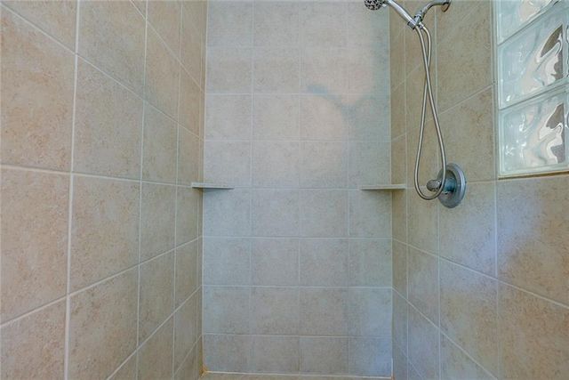 1528 SW Hedgewood Lane, Lee's Summit, MO 64081