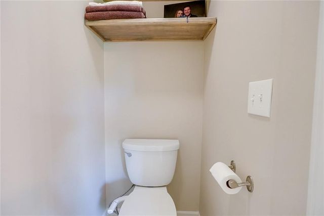 1528 SW Hedgewood Lane, Lee's Summit, MO 64081