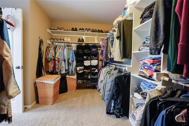 1528 SW Hedgewood Lane, Lee's Summit, MO 64081