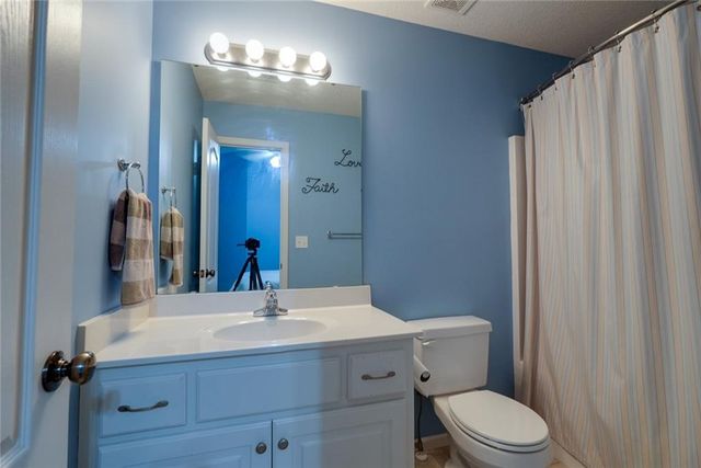 1528 SW Hedgewood Lane, Lee's Summit, MO 64081