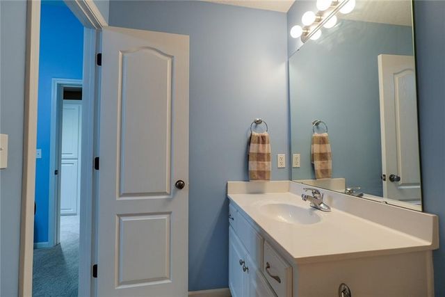 1528 SW Hedgewood Lane, Lee's Summit, MO 64081