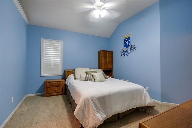 1528 SW Hedgewood Lane, Lee's Summit, MO 64081