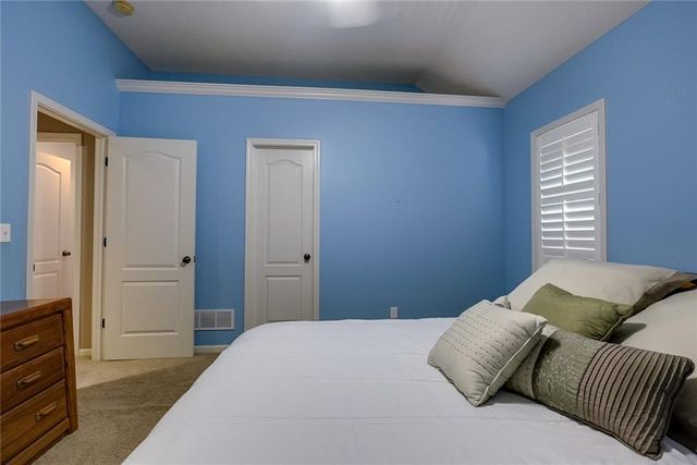 1528 SW Hedgewood Lane, Lee's Summit, MO 64081
