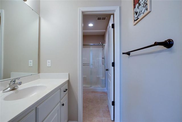1528 SW Hedgewood Lane, Lee's Summit, MO 64081