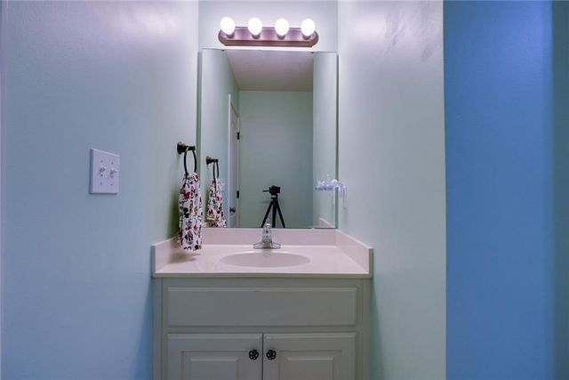 1528 SW Hedgewood Lane, Lee's Summit, MO 64081