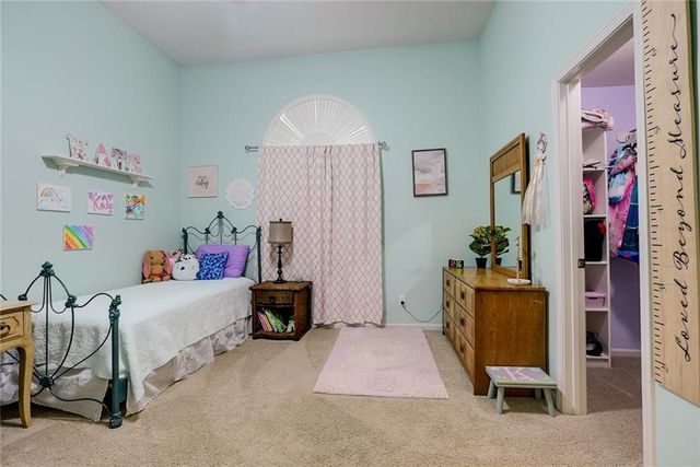1528 SW Hedgewood Lane, Lee's Summit, MO 64081