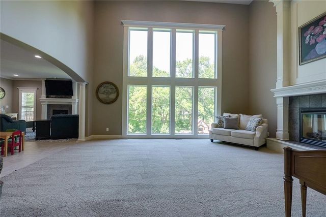 1528 SW Hedgewood Lane, Lee's Summit, MO 64081