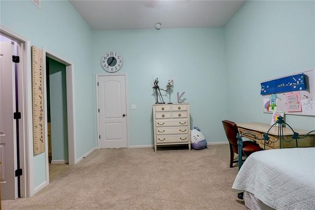 1528 SW Hedgewood Lane, Lee's Summit, MO 64081