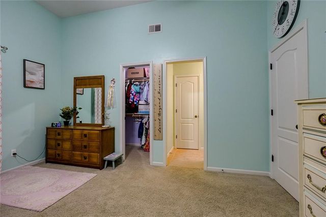 1528 SW Hedgewood Lane, Lee's Summit, MO 64081