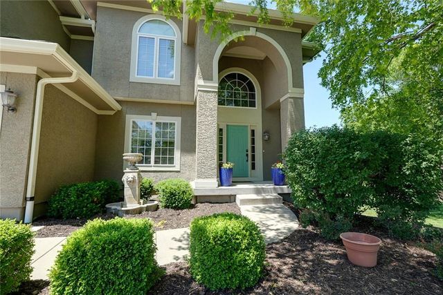 1528 SW Hedgewood Lane, Lee's Summit, MO 64081