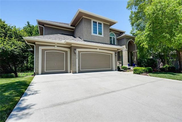 1528 SW Hedgewood Lane, Lee's Summit, MO 64081