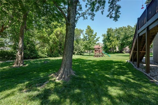 1528 SW Hedgewood Lane, Lee's Summit, MO 64081