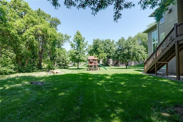 1528 SW Hedgewood Lane, Lee's Summit, MO 64081