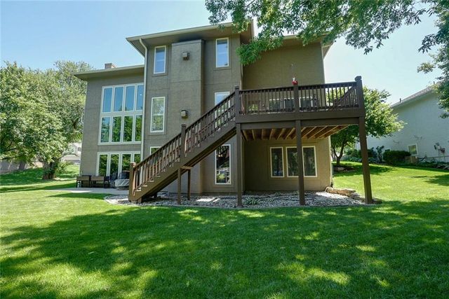 1528 SW Hedgewood Lane, Lee's Summit, MO 64081