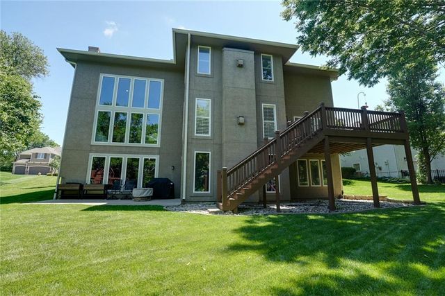 1528 SW Hedgewood Lane, Lee's Summit, MO 64081