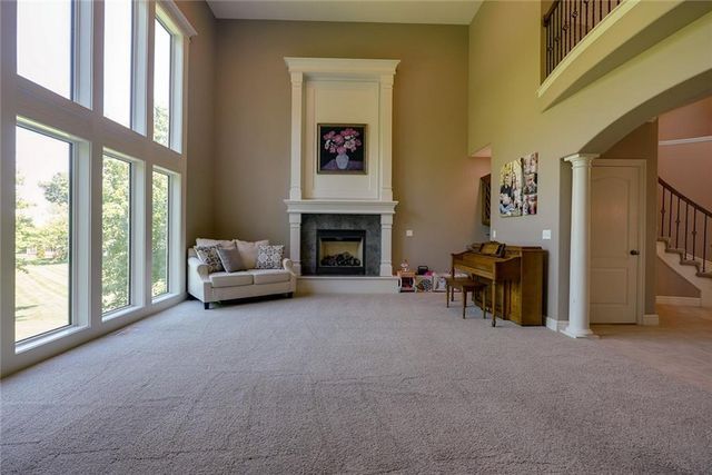 1528 SW Hedgewood Lane, Lee's Summit, MO 64081