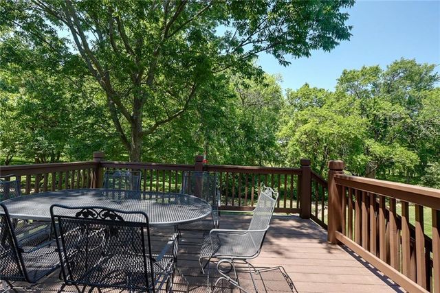 1528 SW Hedgewood Lane, Lee's Summit, MO 64081
