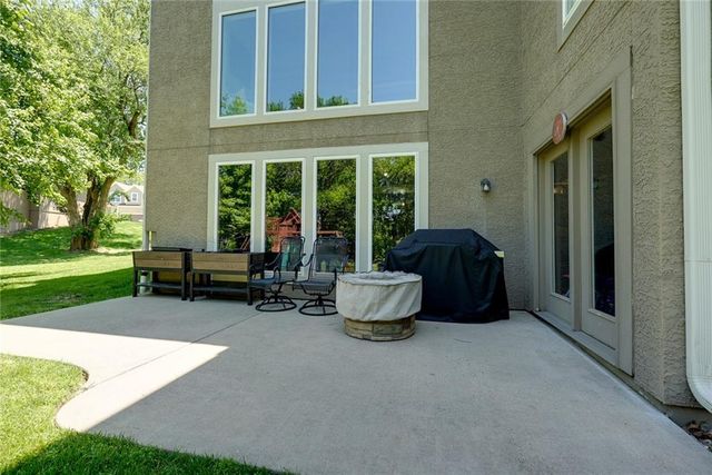 1528 SW Hedgewood Lane, Lee's Summit, MO 64081