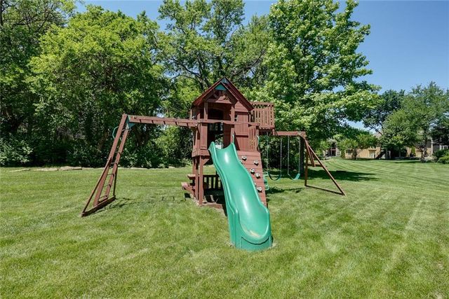1528 SW Hedgewood Lane, Lee's Summit, MO 64081