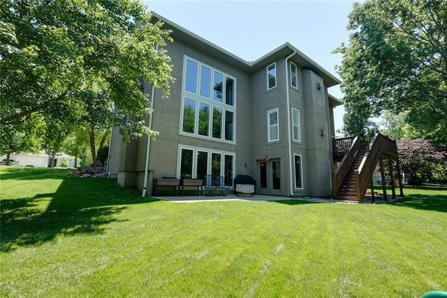 1528 SW Hedgewood Lane, Lee's Summit, MO 64081
