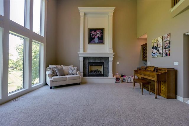 1528 SW Hedgewood Lane, Lee's Summit, MO 64081