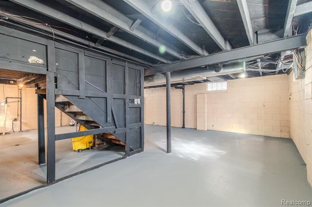 1216 E George Avenue, Hazel Park, MI 48030