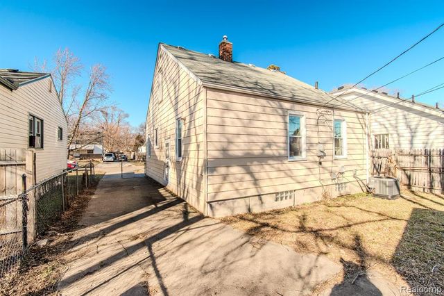 1216 E George Avenue, Hazel Park, MI 48030