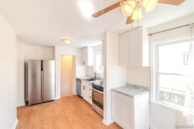 1216 E George Avenue, Hazel Park, MI 48030