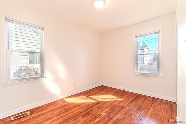 1216 E George Avenue, Hazel Park, MI 48030