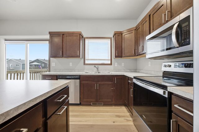 726 Prairie Avenue, Horace, ND 58047