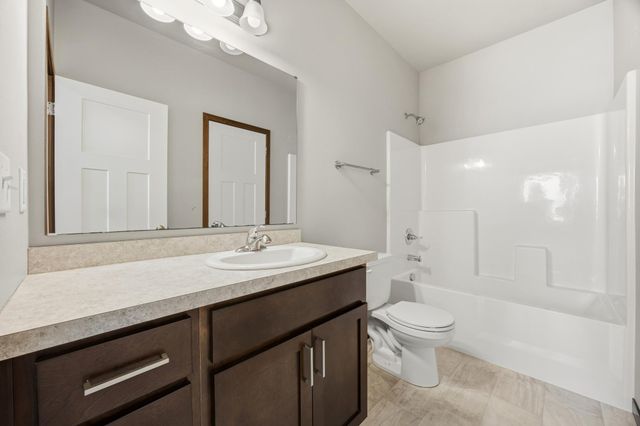 726 Prairie Avenue, Horace, ND 58047