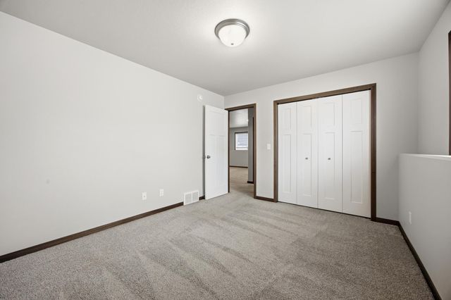 726 Prairie Avenue, Horace, ND 58047