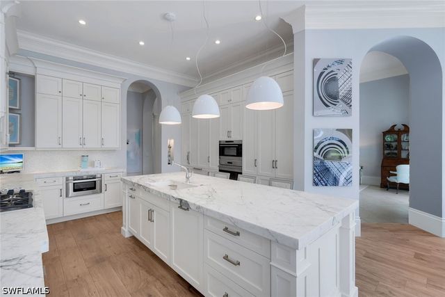 2048 Isla Vista LN E, Naples, FL 34105