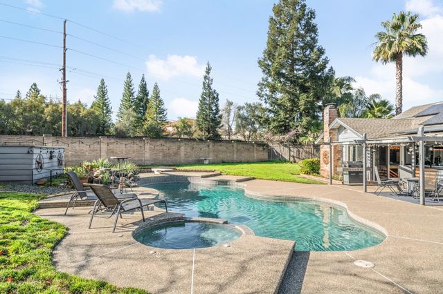 1104 Reef Ct, Roseville, CA 95661