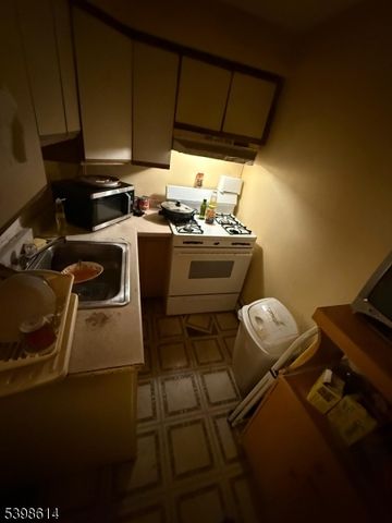 1717 53Rd St 13, North Bergen Twp., NJ 07047