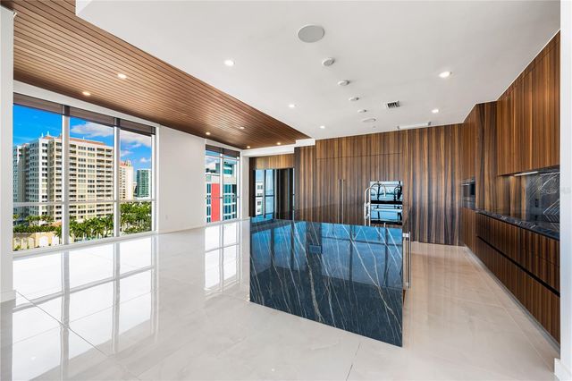 111 GOLDEN GATE POINT 801PH, Sarasota, FL 34236