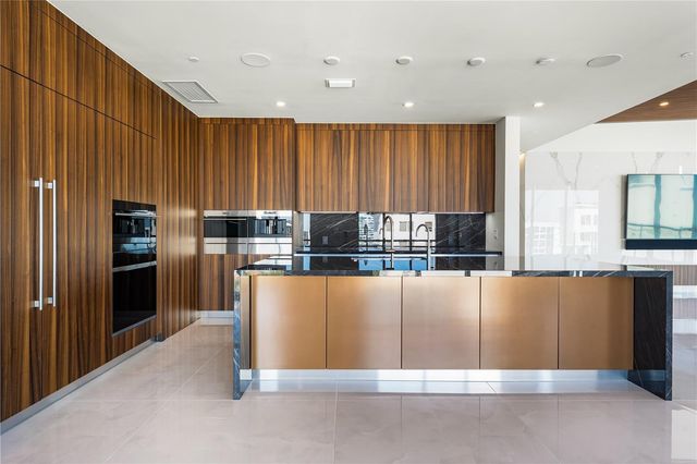 111 GOLDEN GATE POINT 801PH, Sarasota, FL 34236