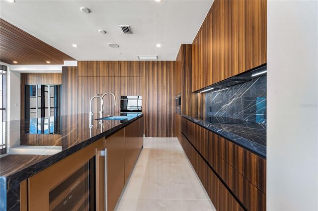 111 GOLDEN GATE POINT 801PH, Sarasota, FL 34236