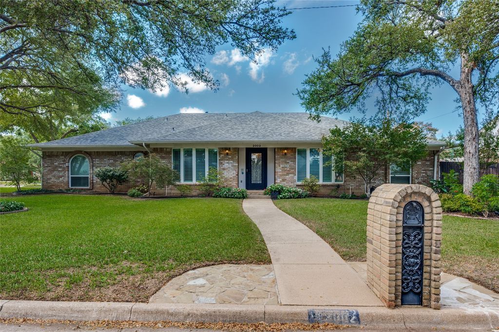 2002 Elmhurst Drive, Arlington, TX 76012 — exterior